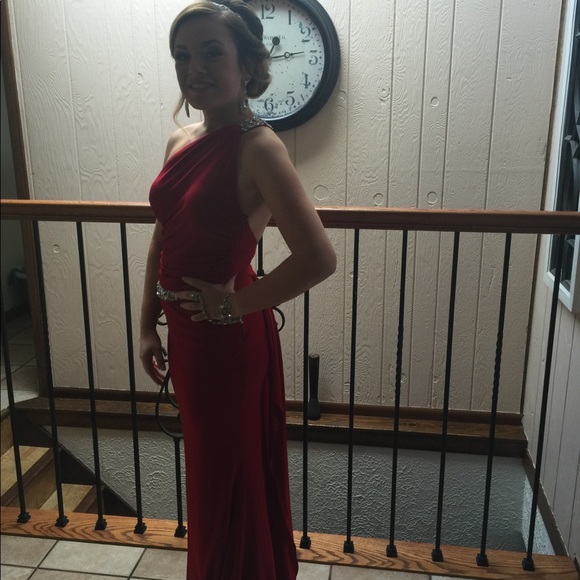 Red one shoulder gown - Picture 2 of 4